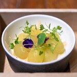 HAGI - 2026.1 大豆を搾って固めたムース 樹上完熟シャインマスカット 福島産毛蟹といわき産伊勢海老のソース 長野産フィンガーライム