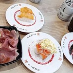 かっぱ寿司 上越土橋店 - ローストビーフサラダ、サーモンマヨ、かつおのたたき