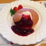 フライングトマトカフェ - ブルーベリーパンケーキ (ミックスベリージャムとアイスクリームを添えて) コーヒーセット 1800円(税込・サービス料10％別)