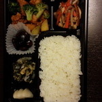 ポポット - 豚肉とブロッコリー、サツマイモのノルウェー風。茶豆の旨煮、鶏肉と根菜類のキンピラ、ワカメと白菜、ツナのゆかり和え、紀ノ川漬け。全部で18品目～最高～☆(ノ^^)ノ