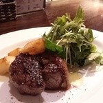 （名物）厚切りエゾ鹿のロースト 武蔵野やさいのサラダ添え