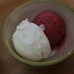 くるるの杜 農村レストラン - 【2014年12月】レディローマプラスさんのアイス、北海道ミルク（手前）とオータムチェリー（奥）。