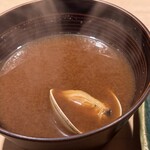 鮨 一二郎 - 蛤の赤だしです。