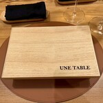 UNE TABLE - 