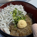 どんぶりハウス - オープンエアだから、光と影のコントラストが激しすぎて、丼傾けてみた。