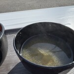どんぶりハウス - お汁はわかめの味噌汁。