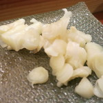 鮨匠 のむら - 女性向けの薄切り生姜と男性向けの角切り生姜。