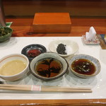 Sushisho Nomura - これがのむらのセッティング。酢味噌、醤油、ポン酢、梅肉、ごま塩。