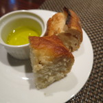 コントワール ミサゴ - 自家製フォカッチャとバゲット、オリーブ・オイルで