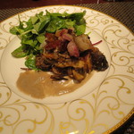 コントワール ミサゴ - 前菜2：ポルチーニ茸と色々茸のポイズン・ソテー、手作り鹿ベーコン添え、サラダ仕立て2