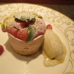 コントワール ミサゴ - 苺のムース、ピスタチオのアイスクリーム添え1