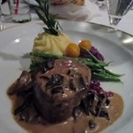 MICHEL'S - お肉料理は牛フィレのステーキ、柔らかいお肉にソースが絡んでワインが進みました。
      