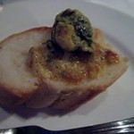 MICHEL'S - 添えられたバケットにエスカルゴと美味しいスープをたっぷりつけて口に運ばせていただきました。
      
      