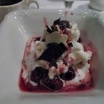 MICHEL'S - デザートは目の前でオレンジをブランデーの青白い炎でフランベしてくれて完成です。
      