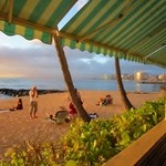 MICHEL'S - 予約の時に窓際の席をお願いしてたのでまさにオンザビーチの席で夕日を見ながらのディナーを楽しむ事ができました。
      