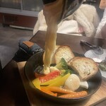 プロースト東京 ソーセージ＆燻製バル - とろとろのラクレット