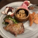 プロースト東京 ソーセージ＆燻製バル - 真ん中のつぶ貝はいつもあるわけではなさそう