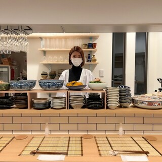 割烹着の女将が迎える店内◆一人でも入りやすい、温かな雰囲気