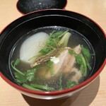 吉祥じ 和こん - せりと地養鶏の吸い物でコーススタート　白い具材はカブ