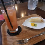 カフェ カルモ - グレープフルーツジュースとチーズケーキ