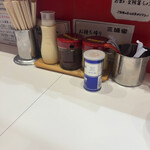 ラーメン 三浦家 - 卓上調味料です。カウンター上にかっぱ漬けも置いてあります