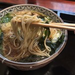 本陣房 - 仙人そば（1500円）の麺をリフトアップ