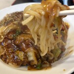 すたみならーめん えむず - スタミナ冷やし　麺リフト