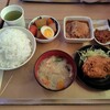 おふくろ亭 - キャベツ入りメンチ 150円、肉じゃが 150円、大根と卵の煮物 150円、まこもの惣菜 50円、ご飯・味噌汁セット 250円 ♪