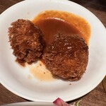 洋食の朝日 - メンチカツ（左）とクリームコロッケ（右）