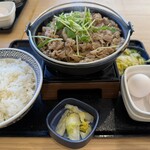 吉野家 - 料理写真:牛すき鍋膳　肉２倍盛り　ご飯大盛　卵追加　お新香追加