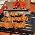 焼き鳥&焼きラム うまいける - スパイシー焼とソーセージです。何を食べても美味しかった。