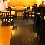 千歳船橋バル Marunimocco - テーブル席は4名席や2名など様々なシーンでご利用いただけます。