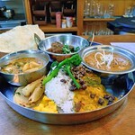 BLOCK HOUSE 水曜カレー - 『スペシャルカレープレート（2700円税込）』
            　①牡蠣ナッティ
            　②ザ ポークカリー
            　③三浦大根のサンバル