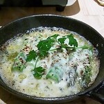 魚貝バル HAMAJIRUSHI - アスパラ＆ゴルゴンゾーラの鉄板
