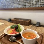 セブンズカフェ - 具沢山スープと色鮮やかなサラダ