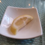 ナワブ - 後からサーブされた味変用カットレモン