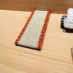 あじゅう田 - ヒノキのカウンターを傷めない為の「スマホ置き」！