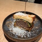 新横浜 鉄板焼き牛鳴 - 和牛のハンバーガー