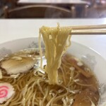三友軒 - 食感の良い、やや縮れた細麺。