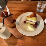 UNITY CAFE - 濃いピスタチオのバスクチーズケーキ 1,200円、さつま芋のスムージー 800円（いずれも税込）
                                
