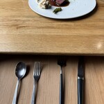 LeAnn - 左:デザート様のカトラリー　右:肉料理用のカトラリー