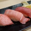 すしざんまい - 本鮪三貫握り(極上本鮪初競り祭り特価:税込1,078円)
①本鮪赤身②本鮪中トロ③本鮪大トロ
米酢のシャリ、少し軟らかめ
本鮪は事前に切り分け、室温に慣らしてある為、口溶けは滑らか