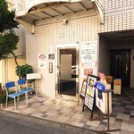 味楽 - 待っている間にメニューを決めることができる待合。