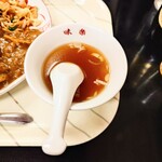 味楽 - メインに付いてくる醤油味ラーメンスープは、懐かしい昭和スタイル。