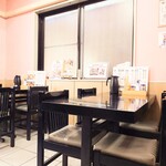 味楽 - 玄関入って左側が四名対応のテーブル。