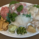 今井商店 - 中落ちを半分息子へ、箱ウニを半分トッピング