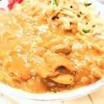味楽 - カレールーは、しっかりと具が入った甘めの仕上げ。