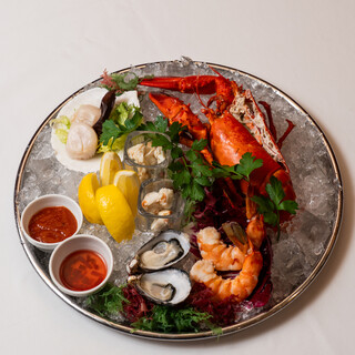 新鮮なシーフードをシャンパンのお供に贅沢な前菜も