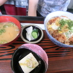 Shisen Ryouri Mikasa - 本日の日替わり『カツ丼』550円。奥様。味噌汁、冷奴付。
