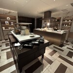 ウェスティン エクゼクティブクラブ ラウンジ - フードは奥まった部屋に集約されていて、ティータイムとカクテルタイムの狭間は扉が閉じられていました